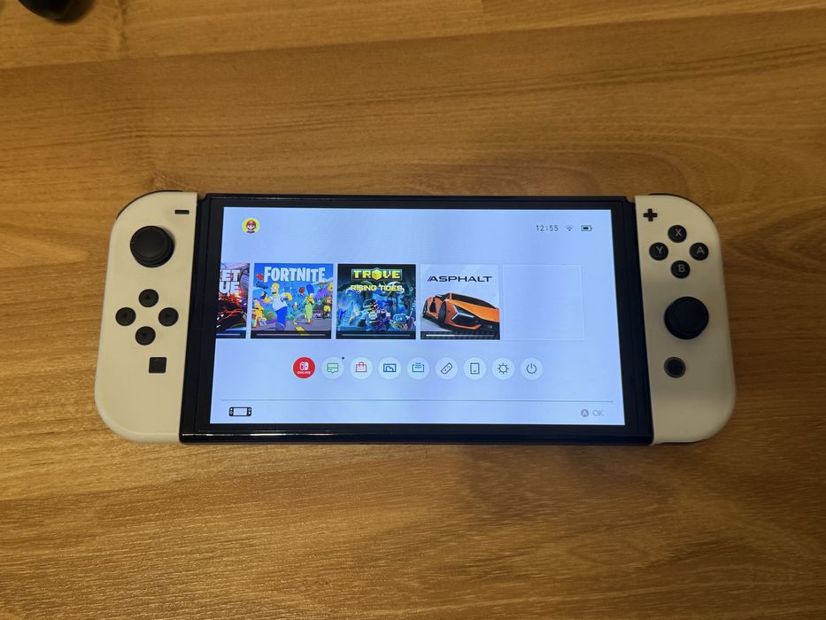 Nintendo switch OLED с подарък игри