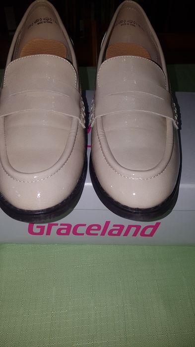 Vand pantofi lac crem ,nr.37 , 50 lei