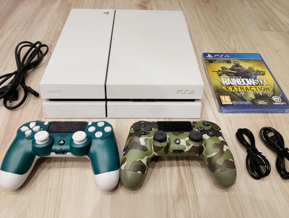 Playstation 4 с два нови контролера