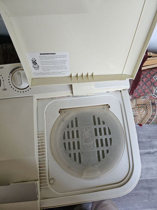 Продается рабочая стиральная машинка полуавтомат.