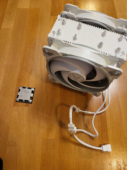 Vând procesor AMD 7500f + cooler Arctic in stare ca nouă