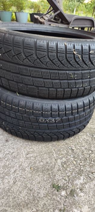 Vând 4 cauciucuri Pirelli 245 35 R19
