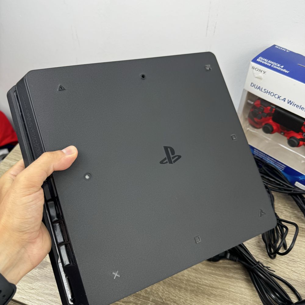 Playstation 4 Slim PS4 с два контролера
