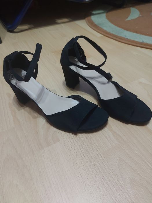 Tocuri noi. Negre, simple și elegante.