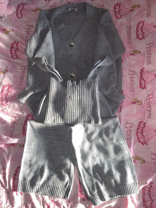 Compleuri noi, nepurtate.