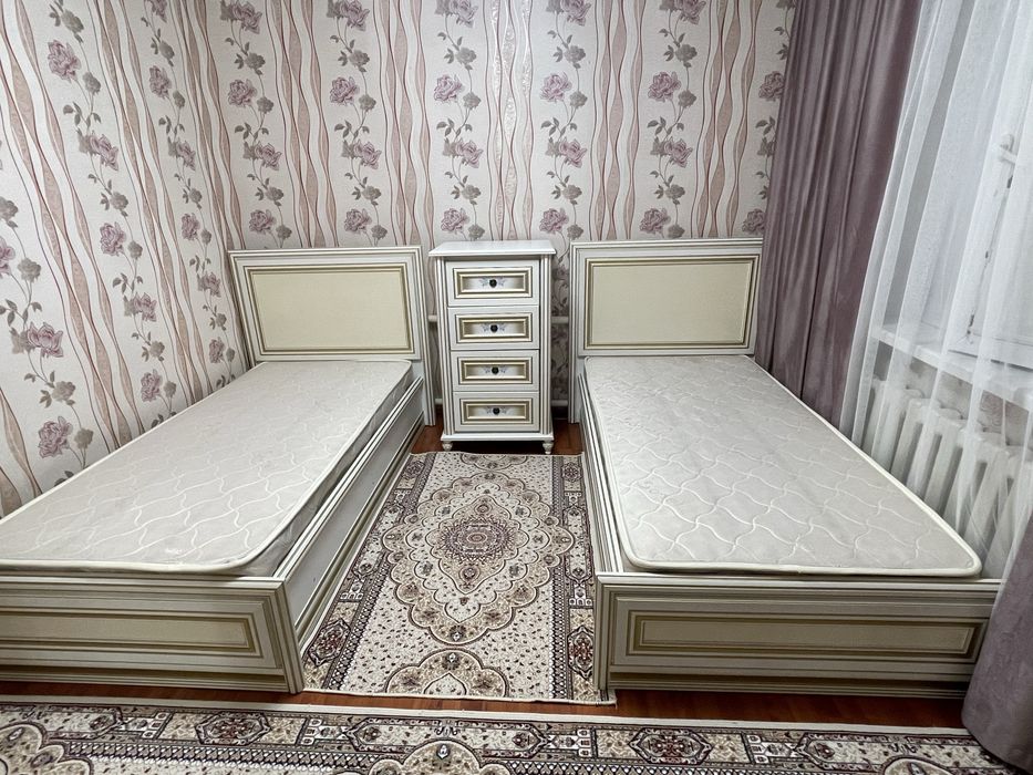 Мебель,кровати,тумбочка,зеркало