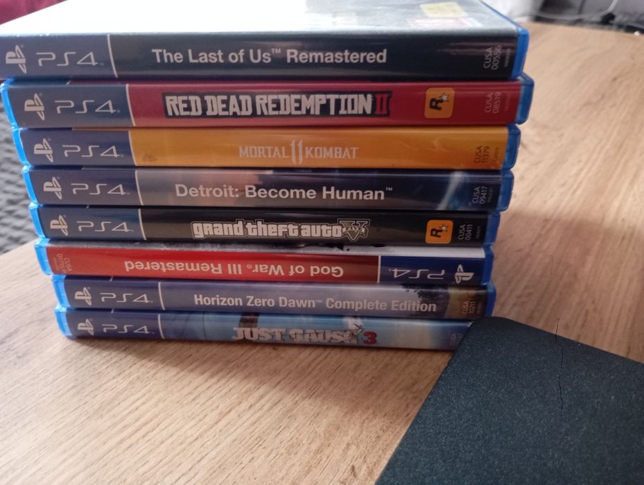 PlayStation 4 500GB + 8 игри + контролер – отлично състояние!