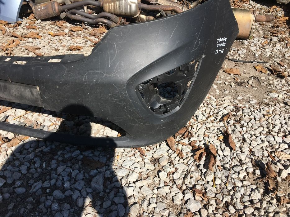 Предна броня и Ляв фар за Opel Vivaro Hella 2014-2019