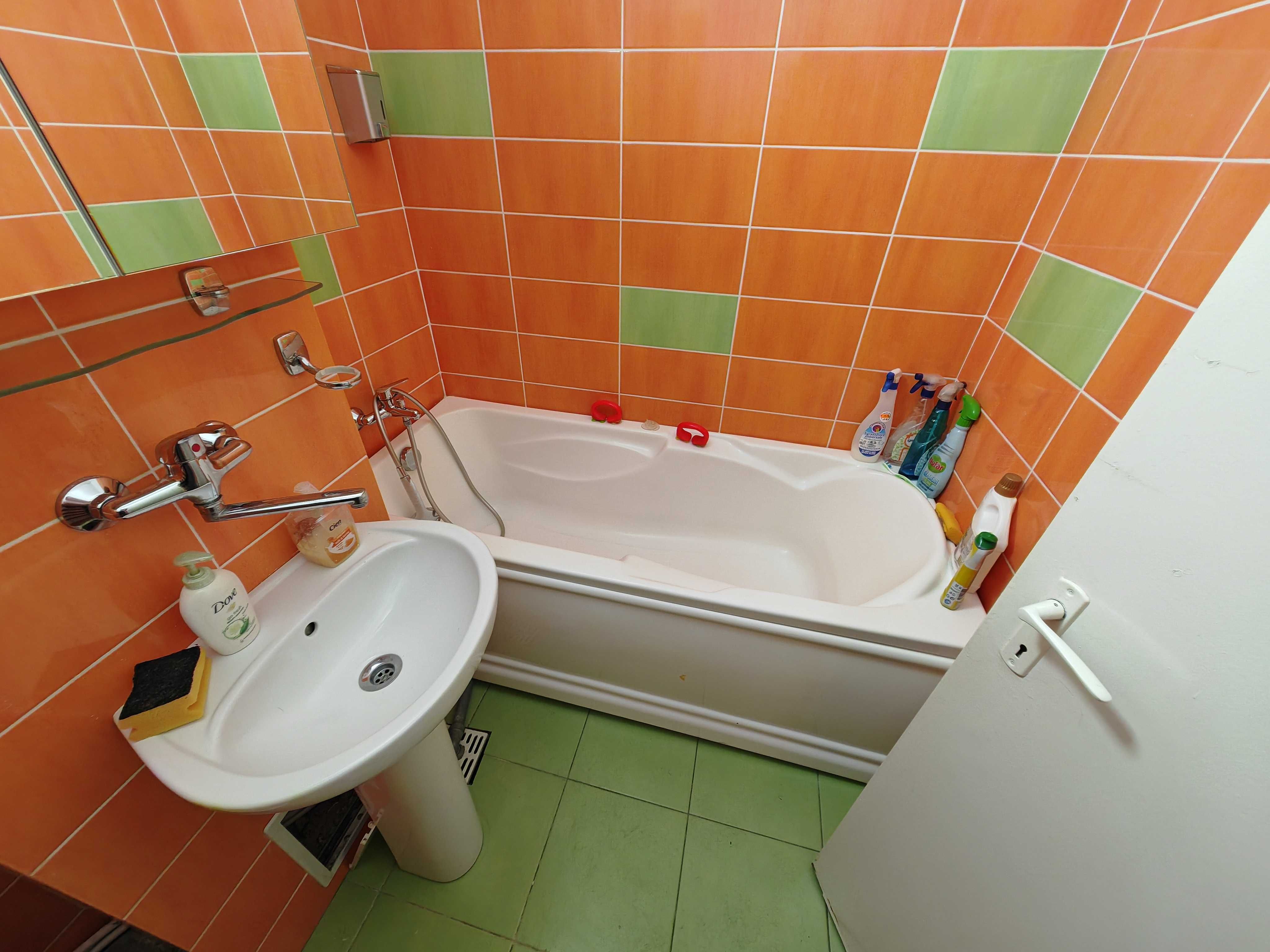 Inchiriez apartament 3 camere zona liceului O. Ghibu