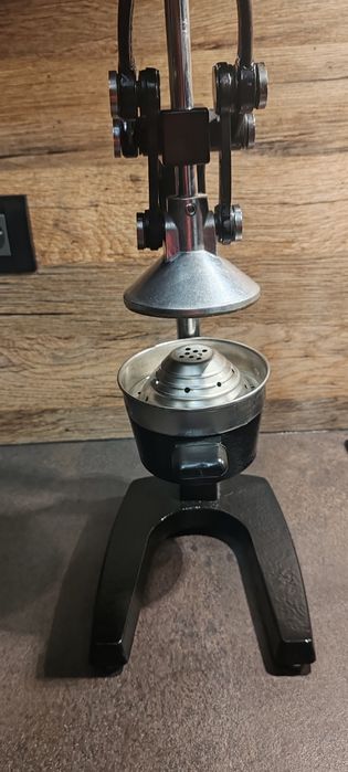 Vând storcător de fructe/presă NOU