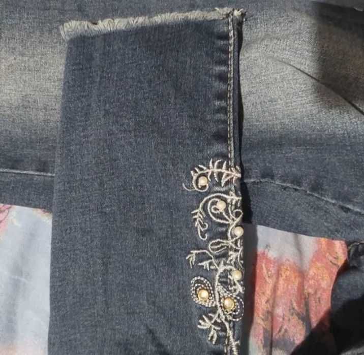 Blug casual cu model floral margele si pietricele