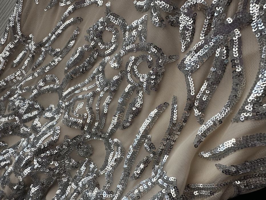 Сребърна рокля, подходяща за повод