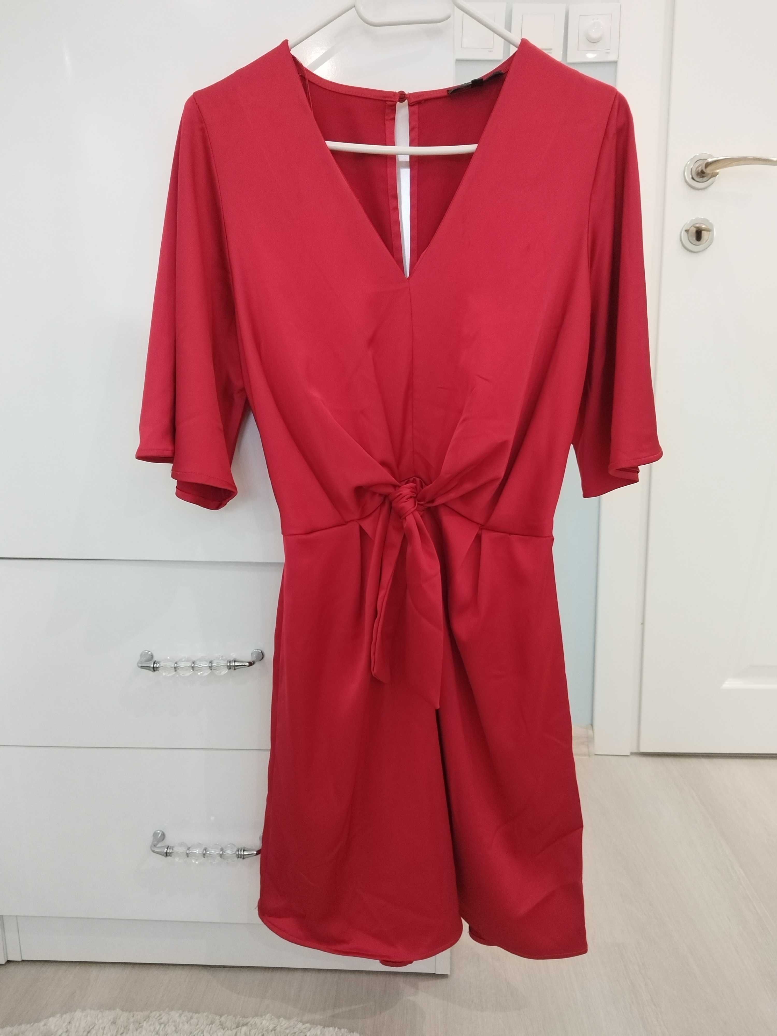 Червена сатенена рокля