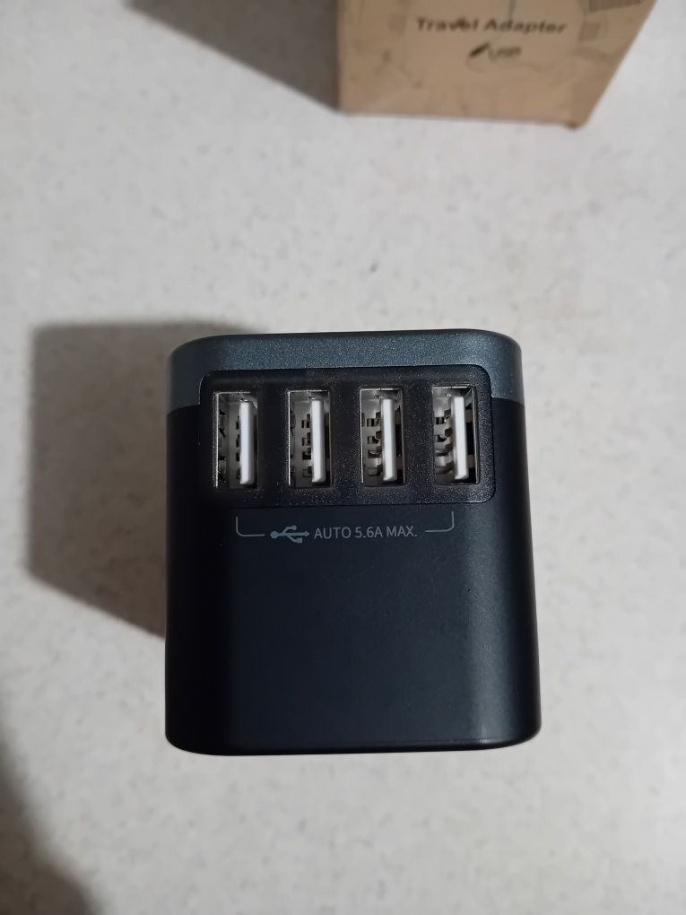 Travel adapter, Зарядно 4 x USB-A, 1 x USB-C