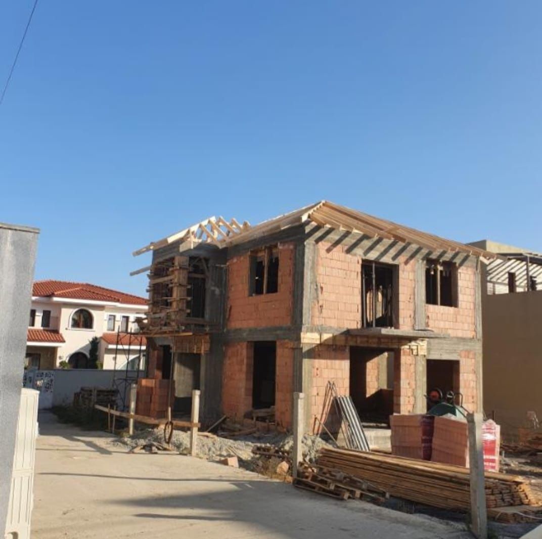 Construim Case la Roșu/Gri/Gata