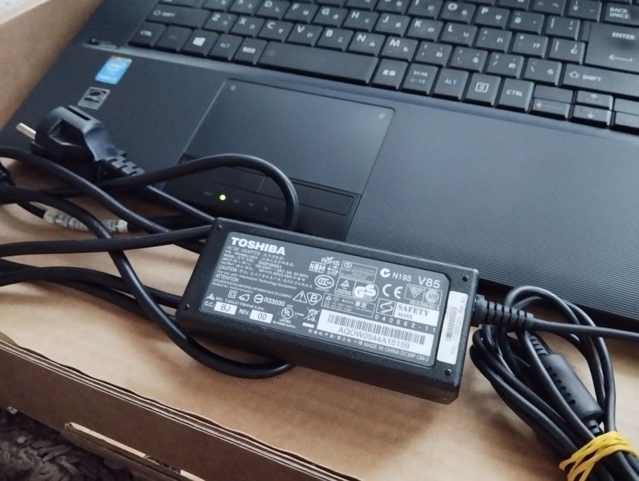 Laptop Toshiba, SSD, I3, 4GB ram, încărcător