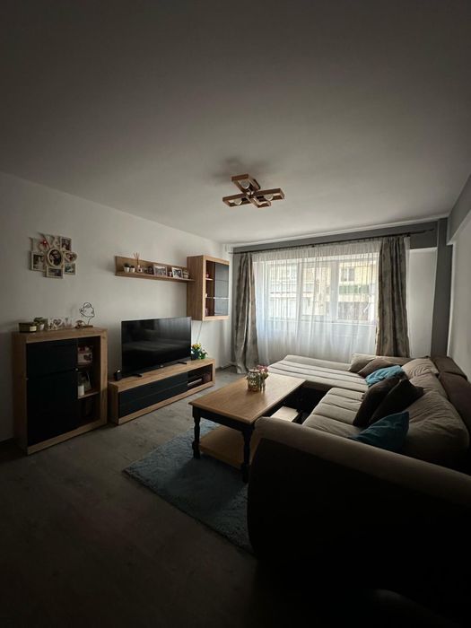 Vand apartament renovat si decomandat