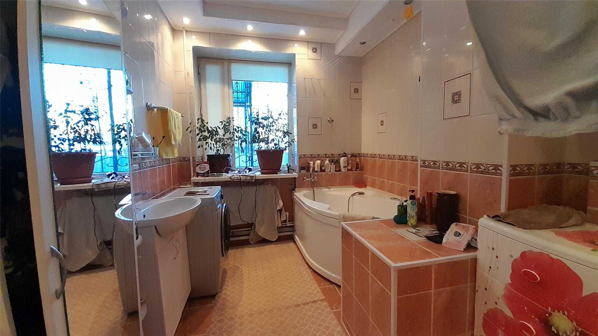 Продам  5-ти комн квартиру болгарского типа.