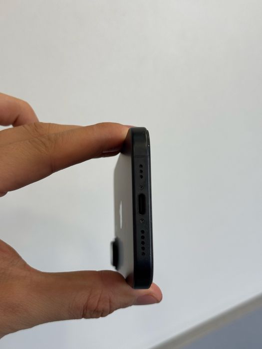 Продавам отличен iPhone 16 56 цикъла