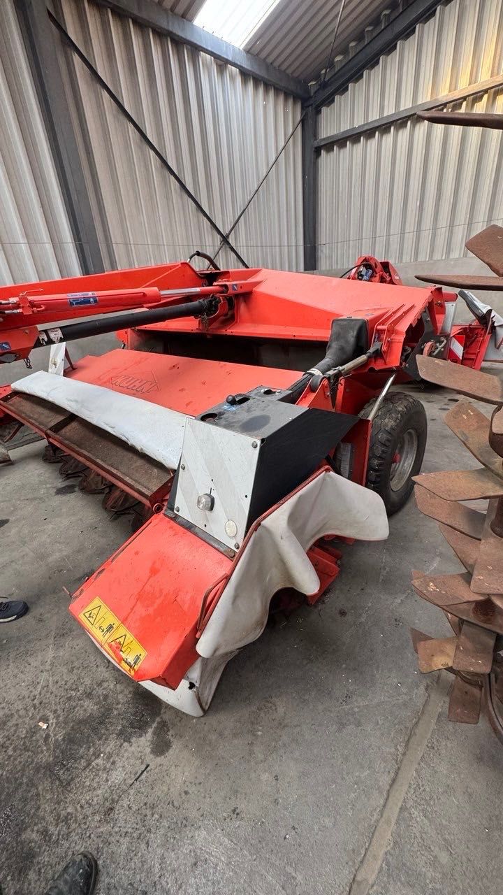 Kuhn Mährwerk, Kasilka John Deere, Claas Arion, Case Puma tortadi.