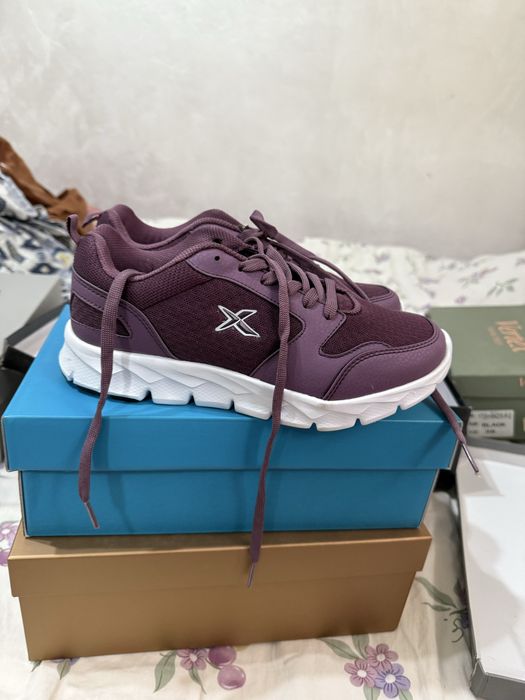 Продам женскую спортивную кроссовку. Новый.