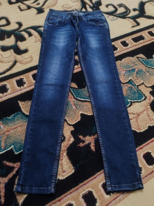 Продаётся подрасковые женские джинсы фирменные очень хорошего качества