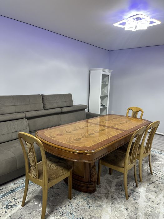 Дубовый стол в хорошем состоянии