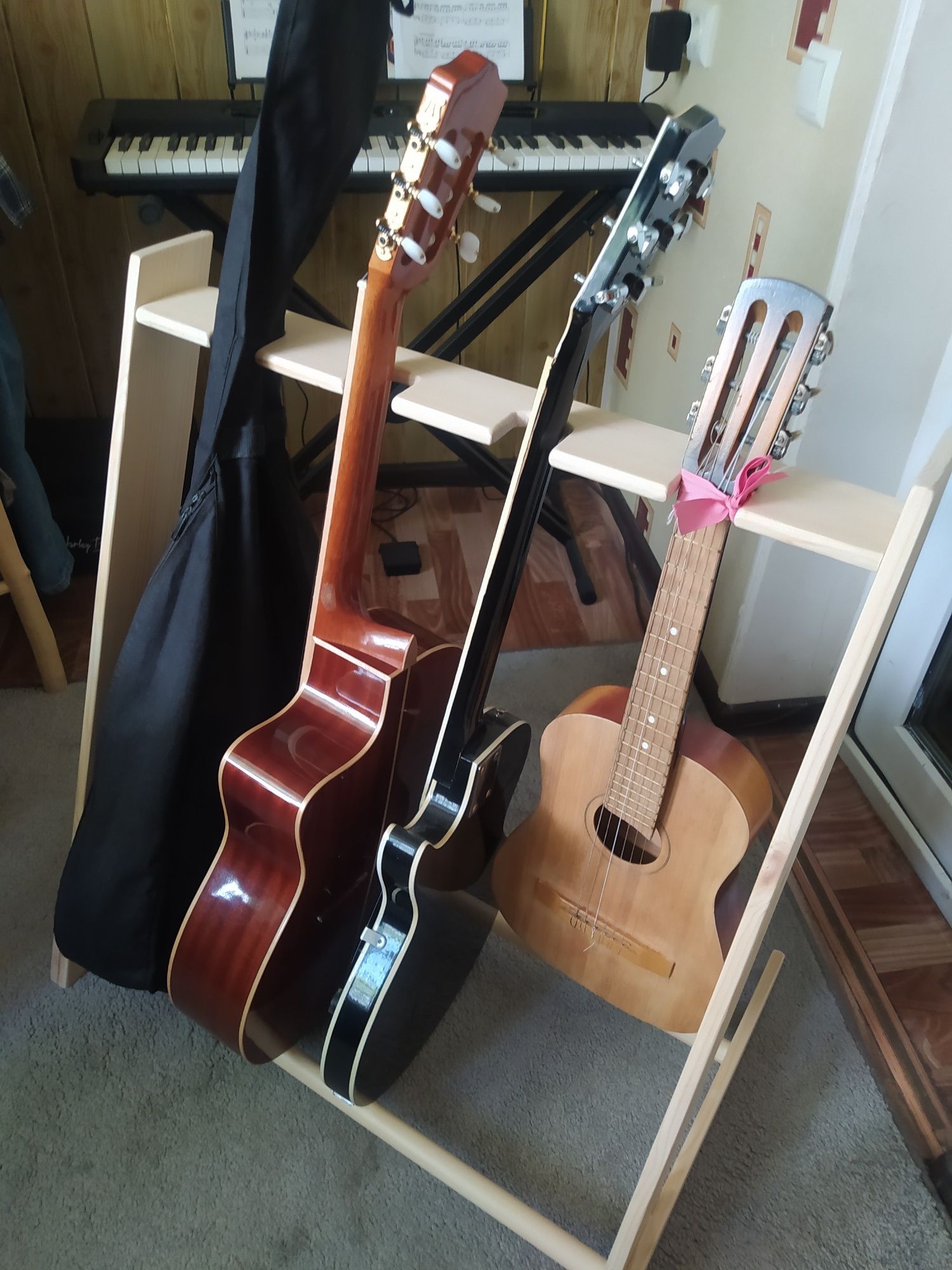 Гитарные стойки на 4 гитары