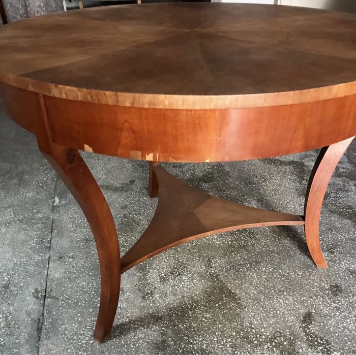 Masa vintage/antica cu furnir din lemn de cires .