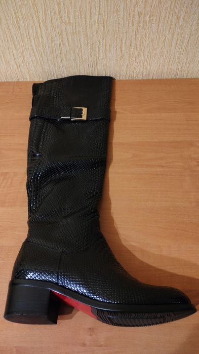 Продам женские кожаные сапоги.