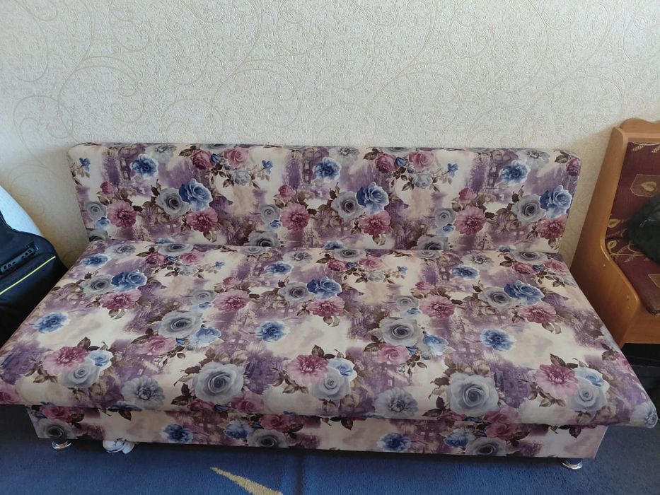 Продаются две тахты.