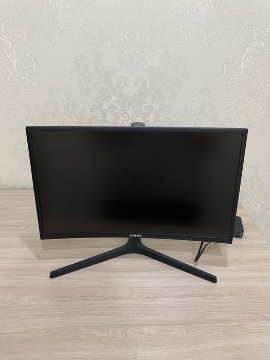 Игровой монитор изогнутый , с возможностью поднимать и поворачивать