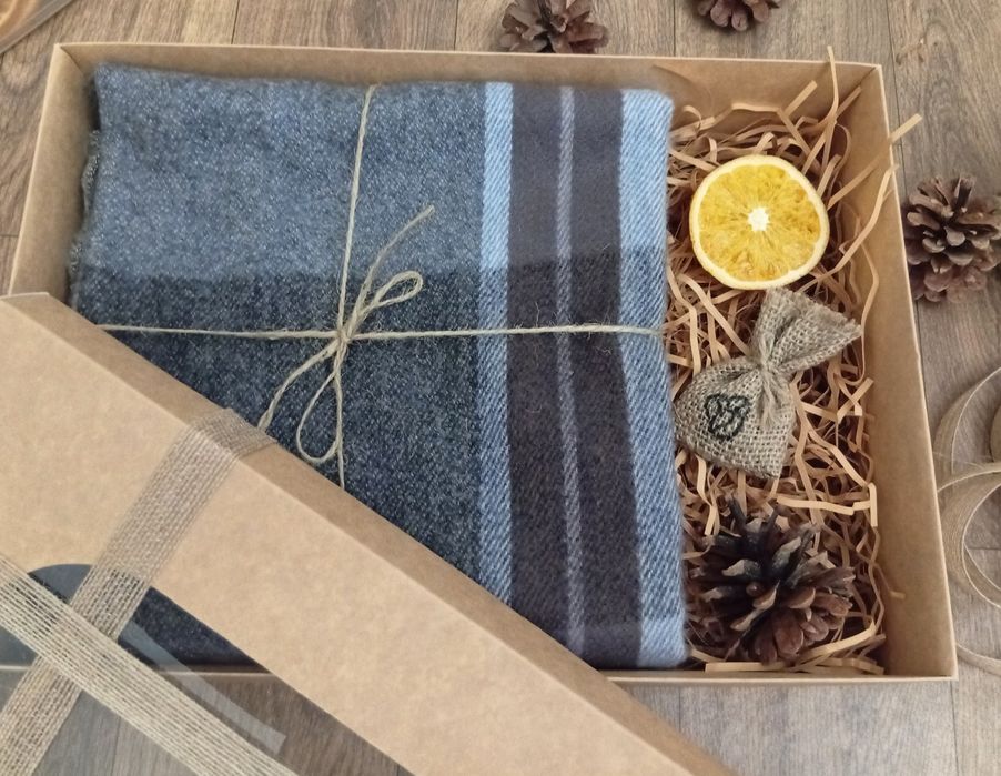 Продаётся шарф в подарочном боксе