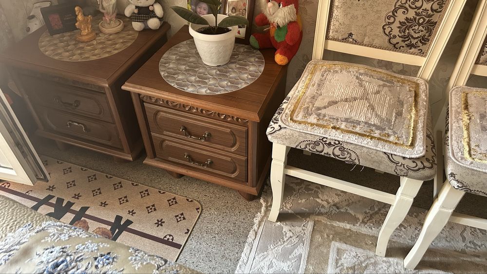 Продам зеркало и две тумбы.