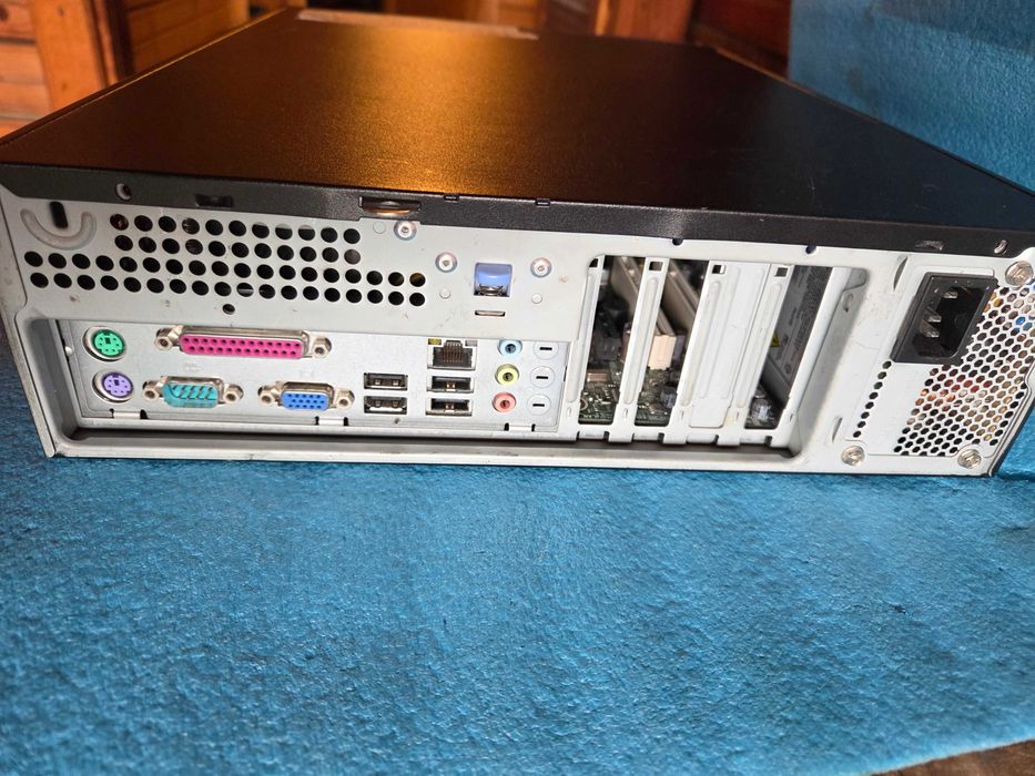 placa de baza LENOVO unitate PC - LENOVO - cu procesor I3 si 4 Gb ram