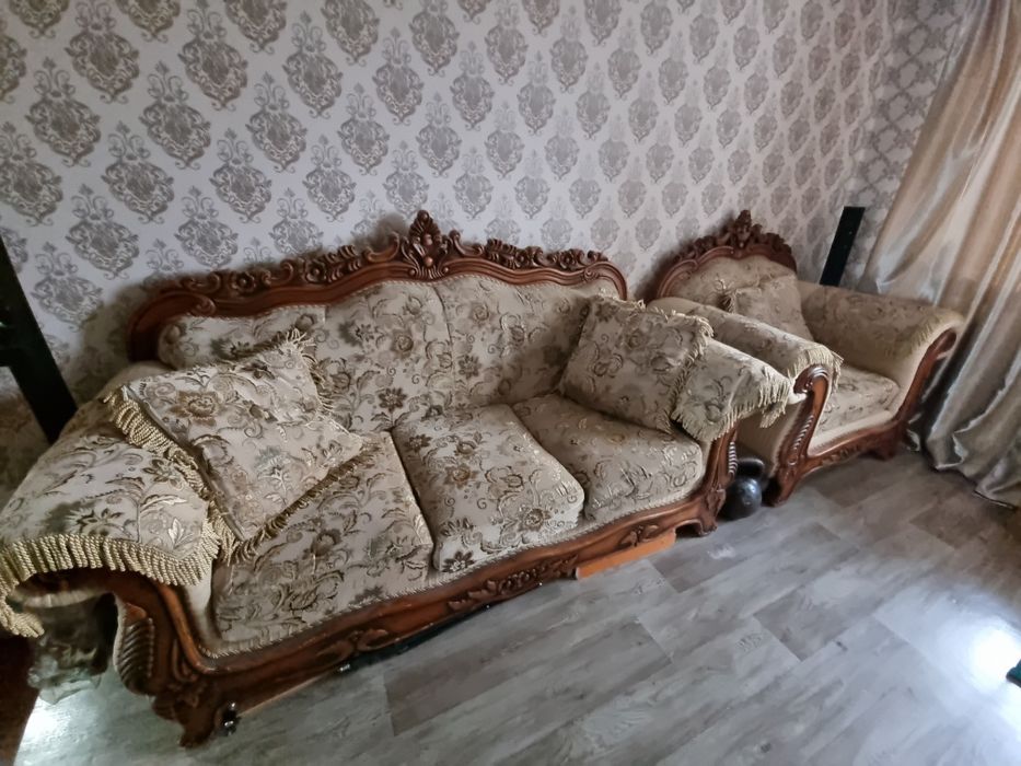 Большой диван с креслом