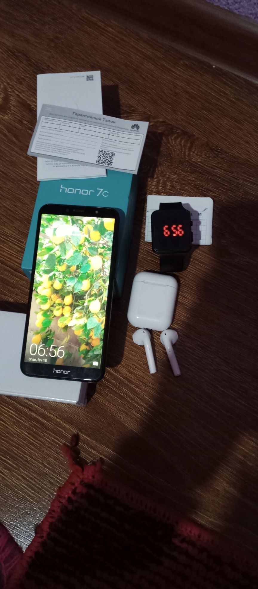 HONOR 7C. Holati zoʻr . Bluts naushnik va eliktron soati bilan. bir qo