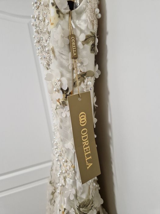 Rochie cu flori, perle și dantelă, mărimea 38-40