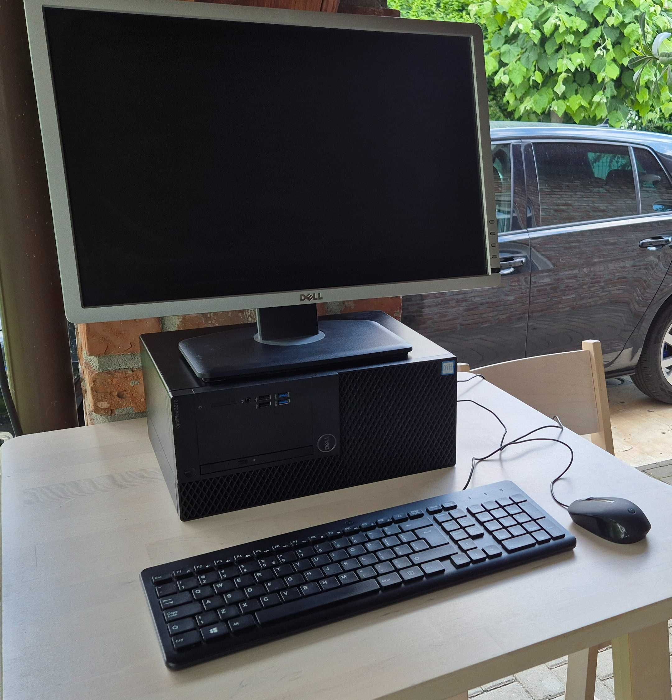 Desktop Dell 3070 MT cu monitor, tastatura, mouse si cabluri