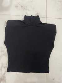 Черна блуза с подплънки на раменете