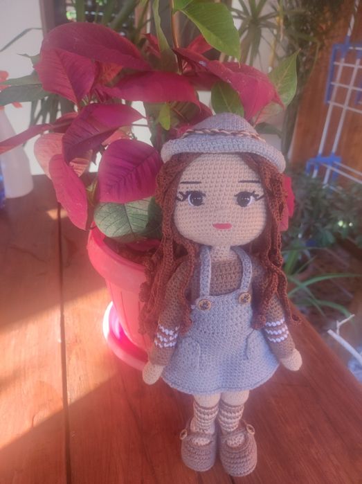 Păpușă croșetată manual