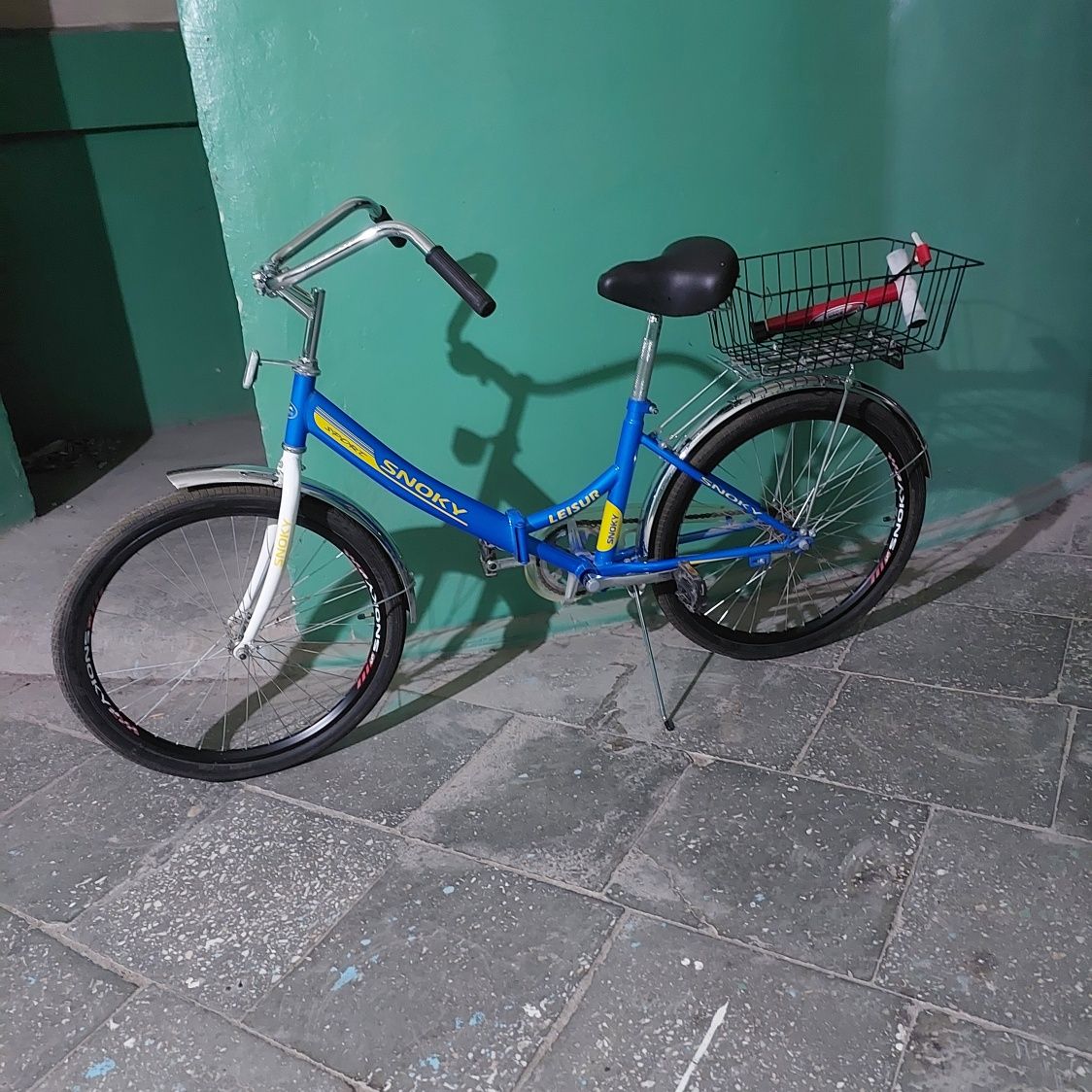 Велосипед с корзиной.
