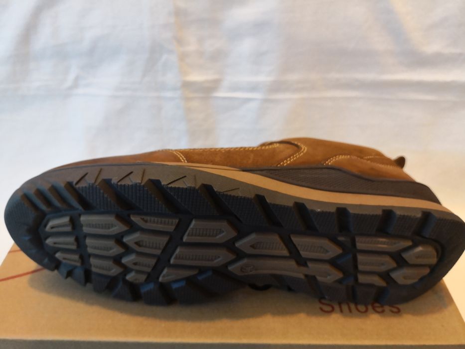 Vând pantofi piele lucioasă