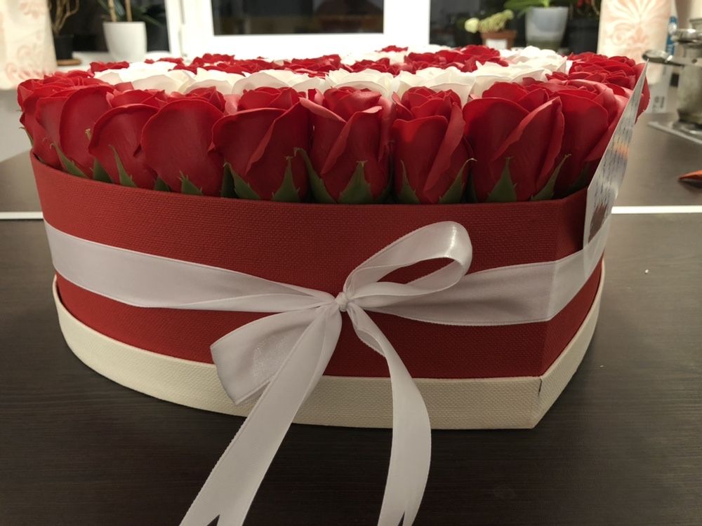Cutie forma inima cu trandafiri de sapun 150 lei
