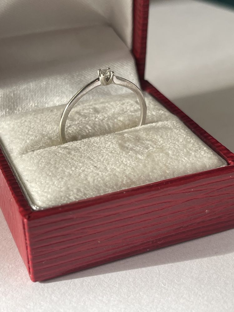 Inel aur alb 9k (375) cu diamant solitar 0,07 ct. Finuț, logodna. 56