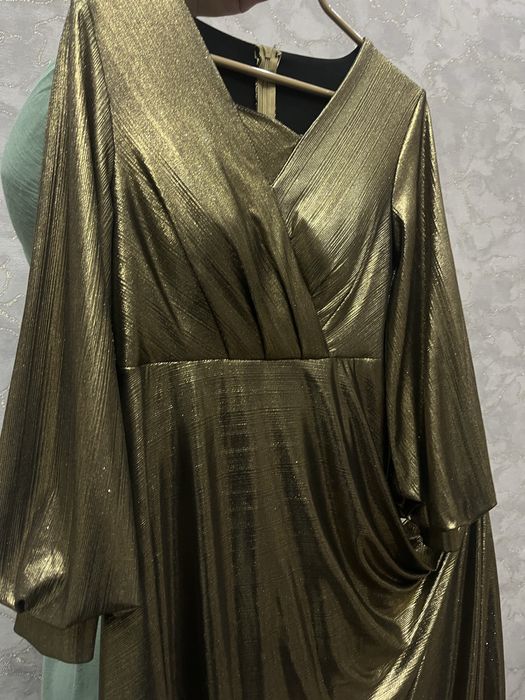 Вечернее платье в золотистом цвете состояние б/у минусов у платья нету
