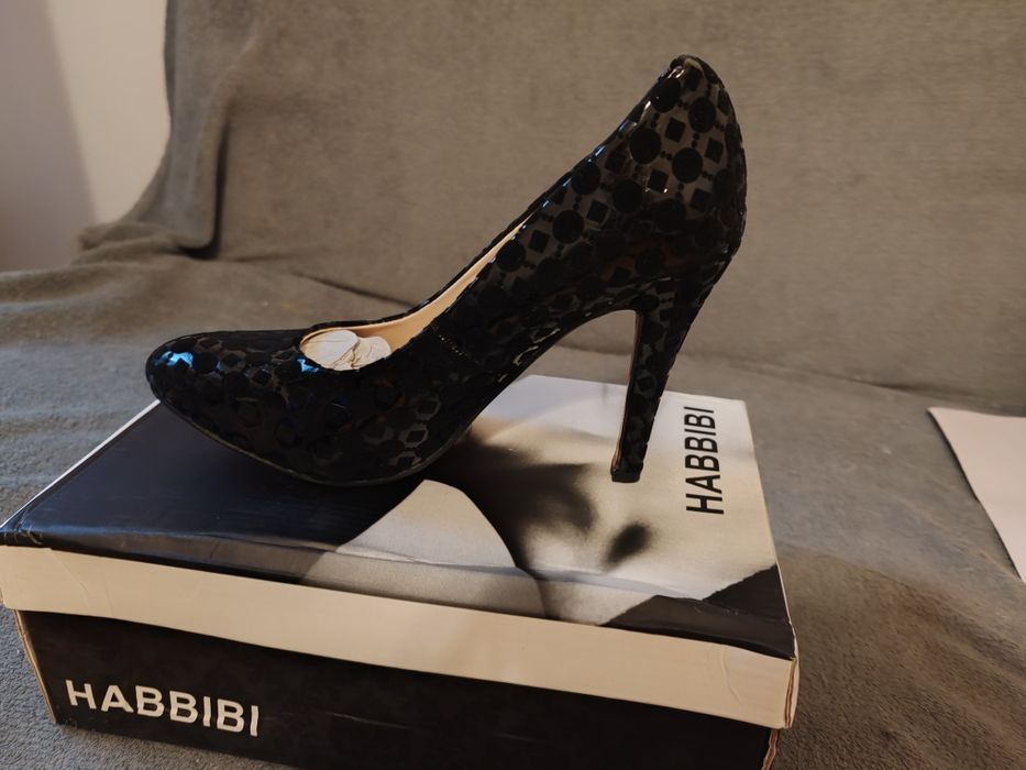 Vând pantofi eleganți