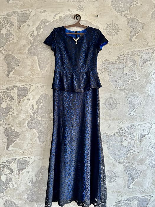 Продается синее платье с черным узором
