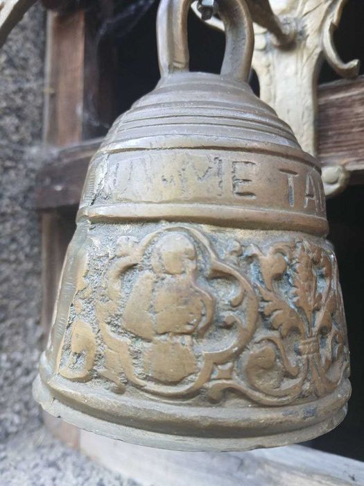 Старинна френска камбана с ангелче - красива декорация за входна врата