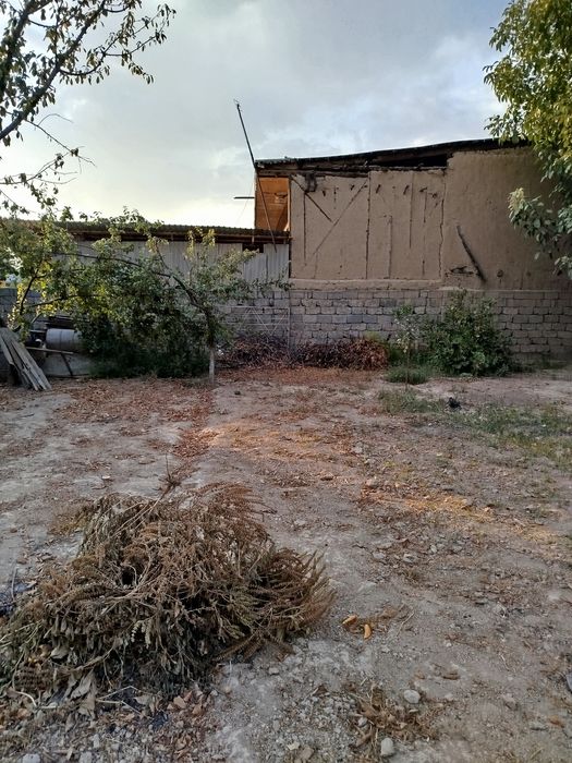 Yer sotiladi. 2 sotx Zangiota tumani Nazarbek Harakat mahalla  srochna